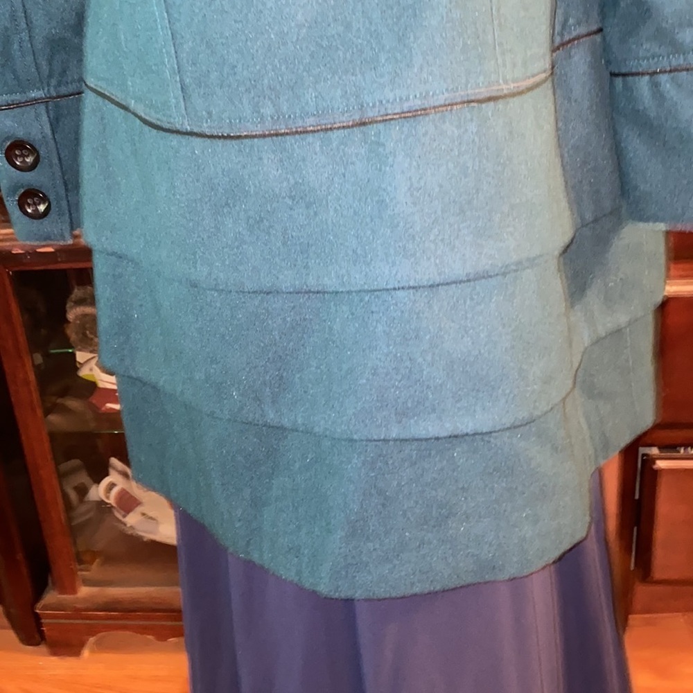 Steve Madden medium Coat, with beautiful 3 layer ruffle at bottom back - Picture 6 of 9